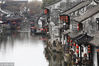 2018年2月16日，民众来到上海枫泾古镇，在这里感受江南水乡独有的魅力，感受红灯笼高高挂的古镇年味。有着1500多年历史的中国历史文化名镇—枫泾，以镇中界河为界分跨吴越两地，素有“吴越名镇”之称。 
