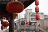 2018年2月16日，民众来到上海枫泾古镇，在这里感受江南水乡独有的魅力，感受红灯笼高高挂的古镇年味。有着1500多年历史的中国历史文化名镇—枫泾，以镇中界河为界分跨吴越两地，素有“吴越名镇”之称。