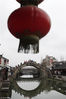 2018年2月16日，民众来到上海枫泾古镇，在这里感受江南水乡独有的魅力，感受红灯笼高高挂的古镇年味。有着1500多年历史的中国历史文化名镇—枫泾，以镇中界河为界分跨吴越两地，素有“吴越名镇”之称。