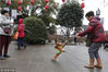 2018年2月16日，民众带着小狗来到上海枫泾古镇，在这里感受江南水乡独有的魅力，感受红灯笼高高挂的古镇年味。有着1500多年历史的中国历史文化名镇—枫泾，以镇中界河为界分跨吴越两地，素有“吴越名镇”之称。