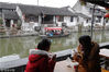 2018年2月16日，坐在上海枫泾古镇的河边，民众品尝着当地的特色美食，一边感受江南水乡独有的魅力，一边感受红灯笼高高挂的古镇年味。有着1500多年历史的中国历史文化名镇—枫泾，以镇中界河为界分跨吴越两地，素有“吴越名镇”之称。 