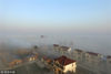 2018年2月17日，农历正月初二，江苏盐城遭遇新春首场大雾，用无人小飞机航拍大丰区乡村，天空之眼下的乡村宛如江南水墨画，恍若仙境。杨素平/视觉中国
