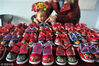 2018年2月17日，山西运城，在新绛县“中国绛州澄泥砚文化园”，一名小朋友被异彩纷呈的非遗绛州纯手工布老虎童鞋吸引眼球。