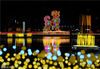 2017年12月29日，大连市星海广场狗属相彩灯点亮，为节日夜晚增添色彩。