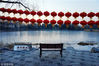 2018年1月19日，北京，圆明园公园内悬挂的串串红灯笼。