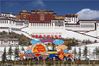 2018年2月10日，拉萨，为了迎接即将来临的春节和藏历新年被装点一新的拉萨布达拉宫广场。余文彬/视觉中国