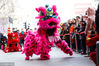 当日下午2时30分，南京市玄武区长江路南京文化中心门口，锣鼓喧天，舞龙舞狮热闹非凡。来自南京社区的文艺表演队，在这里为过路市民进行民俗表演，增添节日喜庆气氛。
