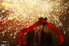 2018年2月18日，重庆铜梁火龙钢花队在北京欢乐谷表演。火龙钢花是国家级非物质文化遗产，源自重庆铜梁，有“中华第一龙”的美誉。高达1500℃的铁水掺杂特制的干花被抛向天空，“铁水流星”瞬间洒向地面，赤膊上阵的舞龙者在“铁水流星”下舞动穿梭。