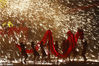 2018年2月18日，重庆铜梁火龙钢花队在北京欢乐谷表演。火龙钢花是国家级非物质文化遗产，源自重庆铜梁，有“中华第一龙”的美誉。高达1500℃的铁水掺杂特制的干花被抛向天空，“铁水流星”瞬间洒向地面，赤膊上阵的舞龙者在“铁水流星”下舞动穿梭。  富田/视觉中国
