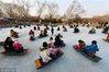 2018年2月18日，游人在北京国际雕塑公园感受冰雪运动的快乐。