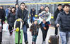 2018年2月19日，旅客在安徽亳州火车站下车，准备走出出站口。当日是农历正月初四，随着春节假期过半，以上班族为主的春运返程客流渐增。