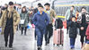2018年2月19日，旅客在安徽亳州火车站下车，准备走出出站口。当日是农历正月初四，随着春节假期过半，以上班族为主的春运返程客流渐增。