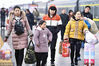 2018年2月19日，旅客在安徽亳州火车站下车，准备走出出站口。当日是农历正月初四，随着春节假期过半，以上班族为主的春运返程客流渐增。
刘勤利/视觉中国