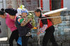 2018年2月17日，正月初二，贵阳市高坡乡传统拜年开始，在乡村公路上你会看见一道道拜年的人群风景，姑妈回娘家，背着大糯米粑粑送爹娘！
