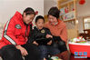 2月13日，在江西省南昌市新建区建设路社区，胡海红在家里陪两个孩子玩电脑游戏。