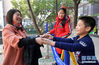 2月13日，在江西省南昌市新建区，胡海红陪两个孩子在街心公园玩耍。