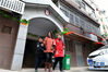 2月13日，在江西省南昌市新建区，胡海红牵着两个孩子准备外出逛街。
