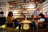 2018年2月19日，海南琼海，人们在共享书房专心读书。