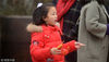2018年2月21日，在扬州东关街，家长带着孩子游玩。