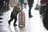 2018年2月21日，回家过年的人们陆续返程，在江苏省南通市海安县汽车客运站候车大厅内，随行的萌萌的小“候鸟”煞是可爱。