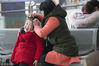 2018年2月21日，回家过年的人们陆续返程，在江苏省南通市海安县汽车客运站候车大厅内，随行的萌萌的小“候鸟”煞是可爱。