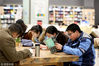 2018年2月21日，江苏淮安新华书店，市民们正阅读书籍，品味着书香度新年，尽情享受阅读带来的乐趣。