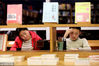 2018年2月21日，江苏淮安新华书店，市民们正阅读书籍，品味着书香度新年，尽情享受阅读带来的乐趣。