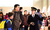 2018年2月21日，贵州遵义，黄尹在候车大厅为旅客讲解。