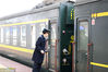 2018年2月21日，贵州遵义，黄尹在站台检查列车的运行情况。 