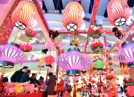 Festive lanterns decorate Yangzhou in E China