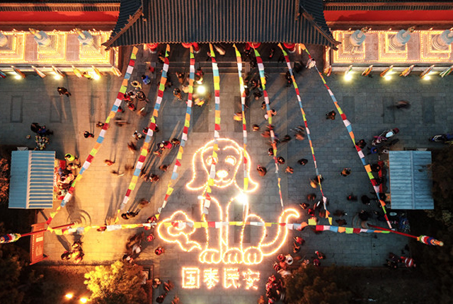 俯拍西安广仁寺点亮万盏酥油灯 场面壮观
