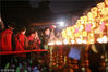 2018年2月23日，数千市民和游人来到西安广仁寺，观看“2018新春祈福法会”，点燃“吉祥狗”造型和国泰民安等字样的万盏酥油灯，祈福国泰民安、平安吉祥、福慧双增。