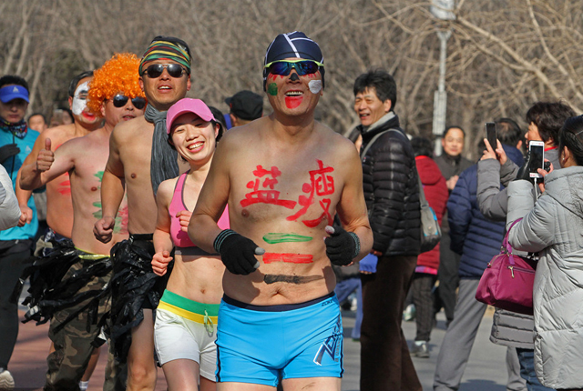 北京奥林匹克森林公园上演“光猪跑”