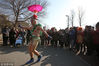2018年2月25日，北京跑步爱好者自发组织的“光猪跑”活动在奥林匹克森林公园举行，“光猪跑”参赛者身着泳衣、短裤等进行健身跑，以此倡导亲近自然、积极健身的生活方式。王旭华/视觉中国