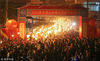 2018年2月24日晚，福建晋江，永和镇山前村村民手持火把绕村巡游，祈福平安。