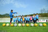 2018年2月3日，在广西来宾市忻城县森林公园足球场，忻城县长盛学校足球俱乐部教练袁佳良（左一）向参加寒假足球训练营的孩子们介绍足球训练方法。