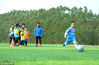 2018年2月3日，在广西来宾市忻城县森林公园足球场，参加寒假足球训练营的孩子们正在练习踢足球。