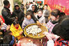 2018年2月3日，江苏南通，外国友人和孩子们学包汤圆，感受中国传统文化。