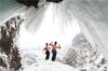 2018年2月3日，四川省成都市，游客在彭州市白水河国家级自然保护区欣赏冰瀑。