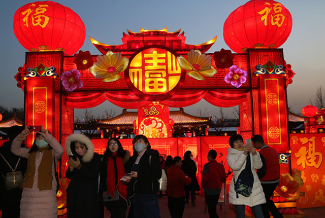 西安：大唐芙蓉园第六届新春灯会开幕  各类彩灯美轮美奂