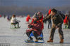 2018年2月4日，北京颐和园，民众在昆明湖冰场体验当年最后一次滑冰的乐趣。