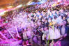 2017年12月31日晚，数千观众在江苏南通探险王国参与篝火晚会、“枕头大战”，赏灯看“钢丝烟花”，一起迎接新年的到来，感受新春的快乐。