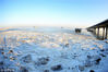 2018年2月6日，青岛胶州湾跨海大桥附近，渔船冻结在海冰上。