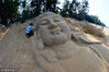 2018年2月6日，海南临高，在金沙滩附近出现了巨大佛像沙雕。