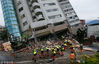 2018年2月7日，台湾云门翠堤大楼傍晚因余震及下雨影响，大楼倾斜度增加，救灾一度暂停，傍晚搜救人员再度展开搜救。
