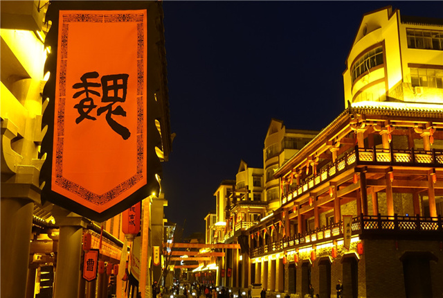 河南许昌：曹魏古城开街在即 夜色流光溢彩绚丽迷人