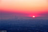 2018年2月8日，北京晴空万里，空气质量优良，一轮红日从东方升起，北京的天际是那样的美丽！王保生/千龙图像/视觉中国