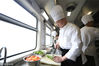 2018年2月8日，刘启丹值乘K1583次列车，在餐车内台准备当趟旅客午餐供应。