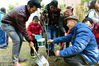 2018年3月10日，江苏镇江，外国留学生正在与社区志愿者一起植树。