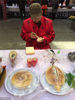 2018年3月10日，70岁的黄茂才师傅在武汉吉庆街春节庙会上展示他用泡沫制作的仿真艺术品，吸引了很多游客驻足围观。
